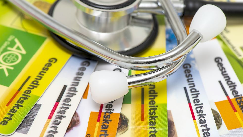 Es gibt etwa 100 gesetzliche Krankenkassen in Deutschland. Viele heben auch in diesem Jahr die Preise an. Wann und wo sich ein Wechsel lohnt. Foto: IMAGO/Wolfilser