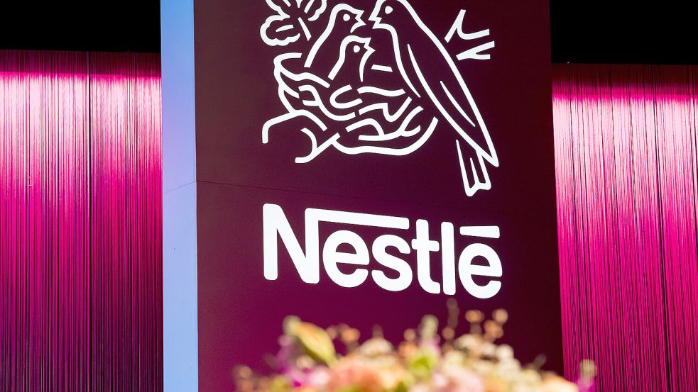Wegen möglicher Giftstoffe in Babynahrung ruft Nestlé gleich in mehreren Ländern Produkte zurück. Foto: dpa/KEYSTONE/Jean-Christophe Bott