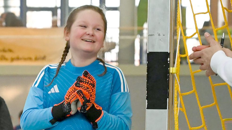 Ein strahlendes Lächeln: Lina stand im Tor beim Benefizturnier „Kleiner Stern“. Foto: Oliver Hermes