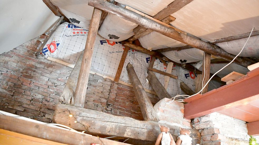 In dem Haus sind noch viele historische Bauelemente erkennbar, zum Beispiel alte Mauern und Holzbalken.