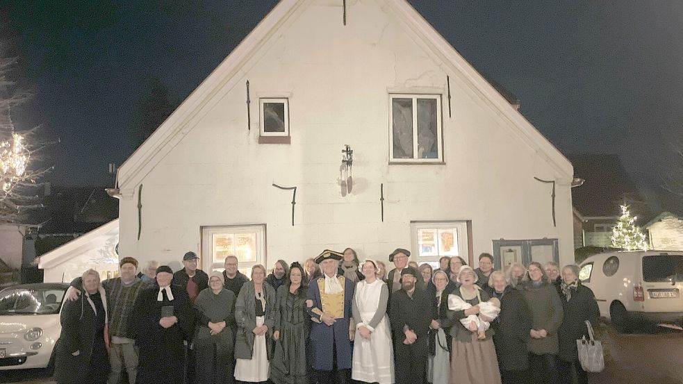Die Theatergruppe, deren Stück "Stille Nacht" von der Sturmflut 1717 handelt, vor dem überlebenden Greetsieler Haus aus dem Jahr 1717. Foto: privat