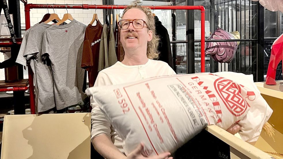 Beim Brauen hat Uke Bosse auch selbst Hand angelegt – hier mit dem Rauchmalz. Foto: privat