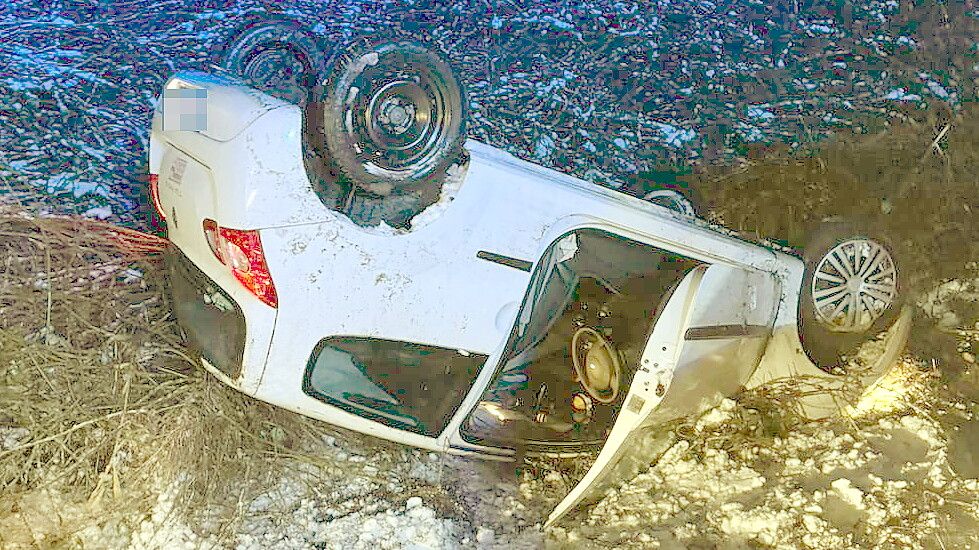 Der Renault, mit dem eine 19-Jährige unterwegs war, landete auf dem Dach. Foto: Erik Siemering/Feuerwehr Ochtelbur