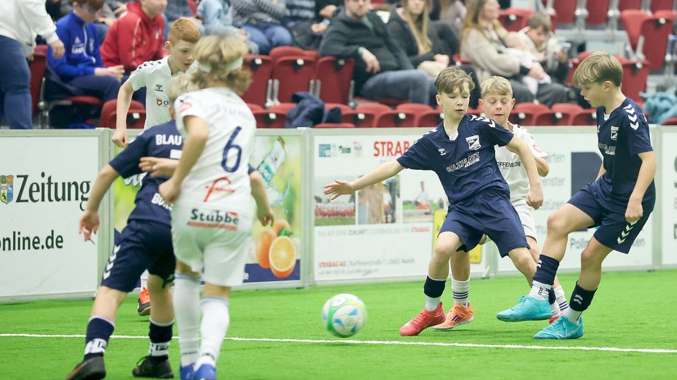 Die E-Junioren von BW Borssum (dunkle Trikots) sorgten für einen der wenigen ostfriesischen Triumphe beim Aurich-Cup und besiegten den Nachwuchs des VfB Oldenburg im Endspiel mit 2:1. Fotos: Jens Doden, Emden