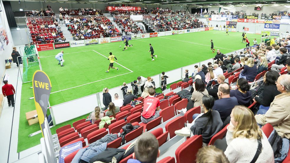 Am Finaltag kamen über den Tag verteilt rund 4000 Zuschauer in die Sparkassen-Arena. Zu einem Einlasstopp kam es in diesem Jahr aber nicht. Fotos: Jens Doden, Emden