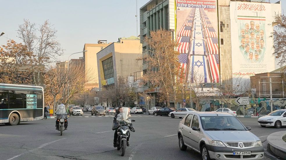 USA und Israel als Feindbild: Straßenszene im Iran. Foto: Vahid Salemi/AP/dpa