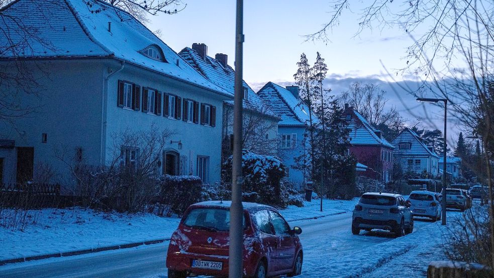 Viele Haushalte im Südwesten Berlins sind die dritte Nacht in Folge ohne Strom. Foto: Christophe Gateau