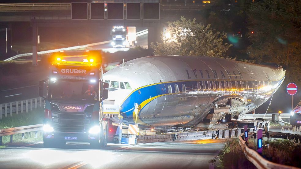 Die nicht mehr flugfähige Constellation Super Star wird über die Straße zum „Hangar One“ am Frankfurter Flughafen geschleppt. Das Flugzeug steht für das Ende von Propeller-Flugzeugen auf der Langstrecke. (Archivbild) Foto: Boris Roessler