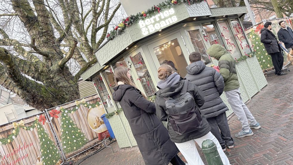 Entspanntes Warten: Vor dem „Berries & Beans“ übt sich die Kundschaft in Geduld: Fotos: Stephanie Schuurman