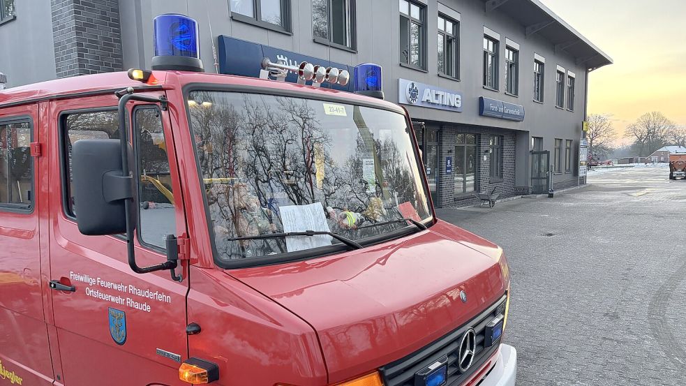 Die Feuerwehr ist an diesem Montag gegen 4.15 Uhr zu einem Brand in dem Firmengebäude von Alting Landtechnik in Marienheil gerufen worden. Foto: Carsten Ammermann