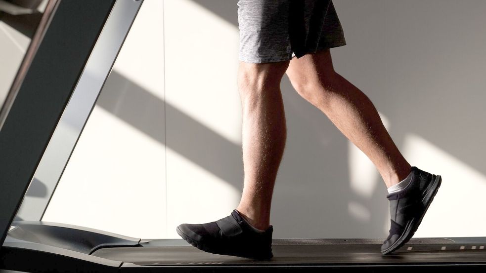 Ob es ein Fitnessgerät zu Hause gibt, ist auch eine Frage des Geldes. (Symbolbild) Foto: Klaus-Dietmar Gabbert/dpa-tmn/dp