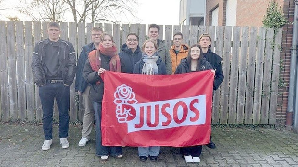 Das Foto zeigt den neu gewählten Vorstand der Jungsozialisten im Landkreis Leer (von links): Sönke Sonnenberg, Jarno Behrens, Henrike Kolthoff, Philip Teubner, Hilke Fecht, Simon Bents, Tobias Bootsmann, Miriam Menge, Luc Baerwind. Es fehlen Nadesha de Grave, Rene Lüdemann, Oliver Vry, Luis Denkena und Hauke Nordbrock. Foto: privat