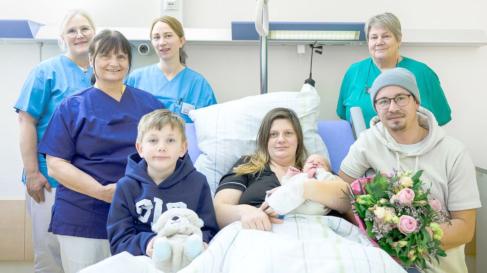 Das Foto zeigt Neujahrsbaby Louis auf dem Arm von Mutter Laura Bredehorn, gemeinsam mit Mann Marc-Kevin und Bruder Elias sowie dem Team der Geburtshilfe am Borro. Foto: privat