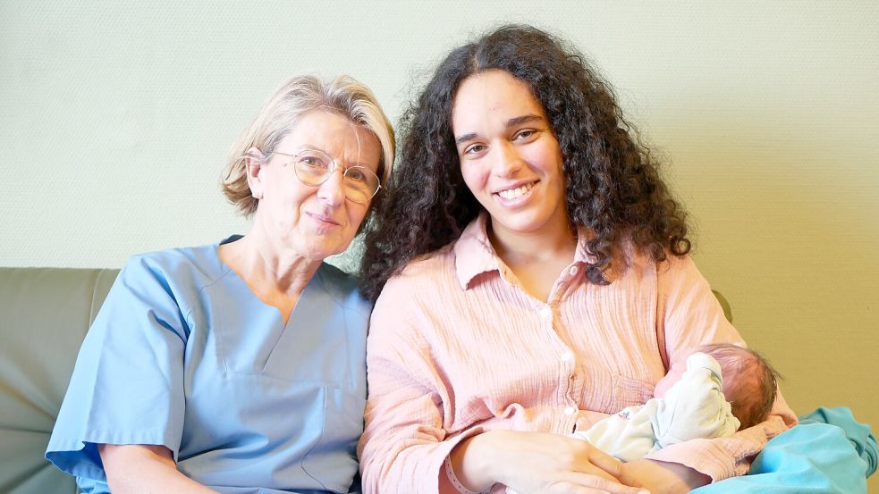 Am 2. Januar erblickte am UEK in Aurich die kleine Johanna das Licht der Welt. Mutter Sarah Goletiani (rechts) hält sie im Arm. Foto: privat