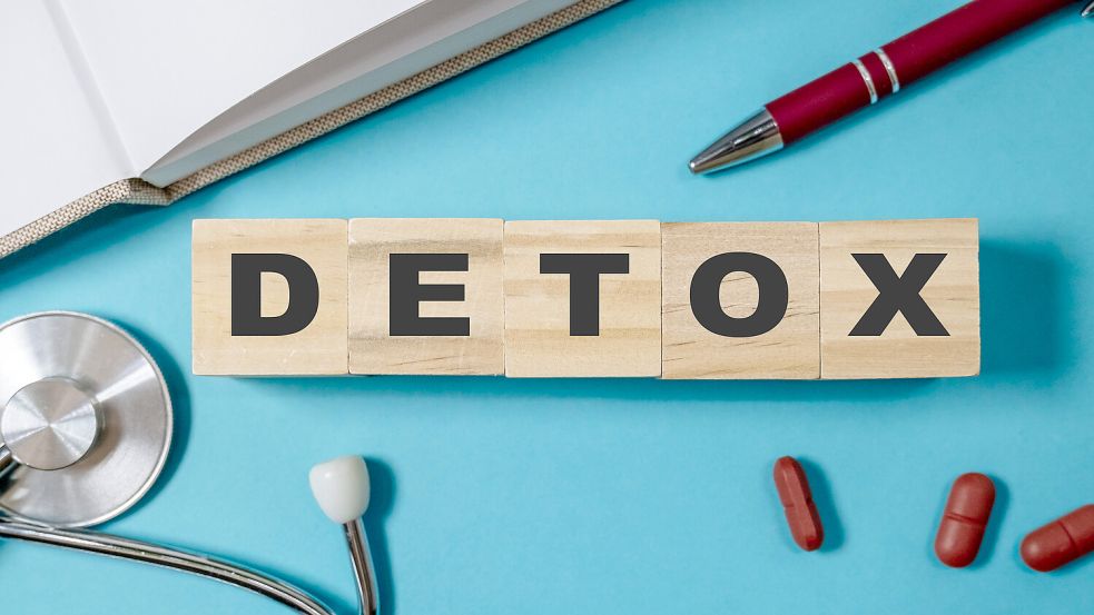 Nach Weihnachtsmarkt, Raclette und Feuerzangenbowle über den Jahreswechsel ist die Leber vieler menschen zu Jahresbeginn besonders strapaziert. Doch helfen Hausmittel wirklich? Foto: IMAGO/YAY Images