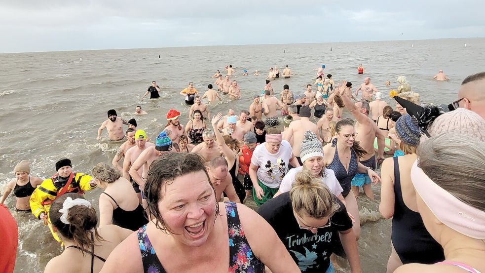 In Bensersiel findet zum ersten Mal die Badechallenge statt: Mutige wagen am 2. Januar den Sprung ins kalte Meer. Symbolfoto: Archiv/Recke