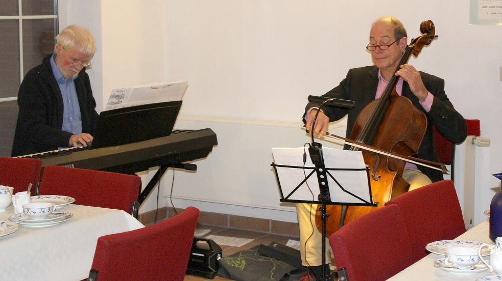 Beim Neujahrsempfang in Neermoorpolder sorgten Werner Britz am E-Piano und Dr. Albrecht Kottmeyer am Cello für die Musik. Sie starteten ihr Konzert mit Louis Armstrongs Klassiker „What a wonderful world“, der von der Schönheit der Welt handelt. Foto: privat
