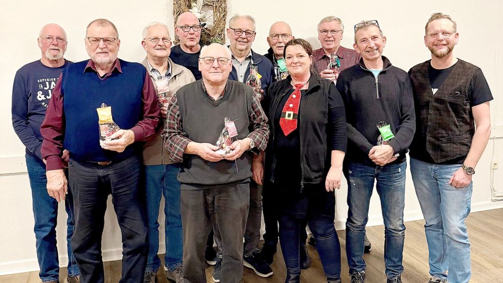 Die Vorstandsmitglieder Torsten Stephan (rechts) und Tanja Janßen (roter Schlips) bedankten sich bei Siebend Becker (von links), Johann Meyer, Eilert Stöter, Johann de Buhr, Alfred Albers, Friedhelm Jelken, Dieter Sanders und Engelbert Bäumler für ihren langjährigen Einsatz. Foto: privat