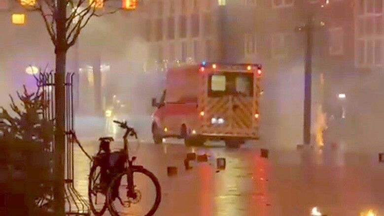 Ein Video von der Silvesternacht am Neuen Markt in Emden ist viral gegangen. Dort ist ein Rettungswagen zu sehen, der von einer Rakete getroffen wird. Foto: Screenshot aus Video von Bermal Dirks