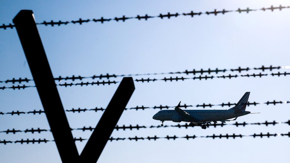 Ein Nigerianer aus dem Landkreis Leer soll abgeschoben werden. Der Flüchtlingsrat Niedersachsen erhebt deswegen weiter schwere Vorwürfe gegen den Landkreis. DPA-Symbolfoto: Julian Stratenschulte