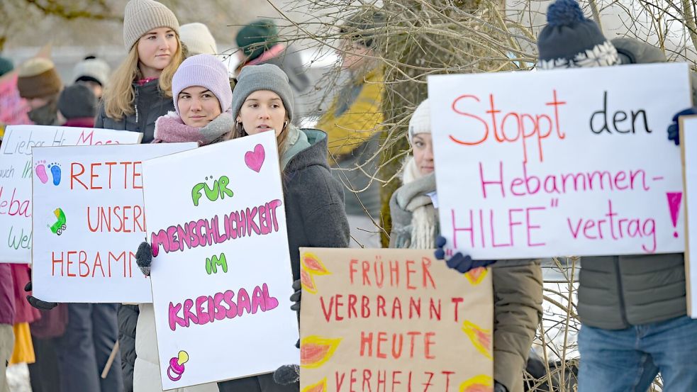 Lautstark machten viele Menschen vor dem Tagungsgelände am Kloster Seeon ihrem Unmut Luft - aus ganz unterschiedlichen Gründen. Foto: Malin Wunderlich