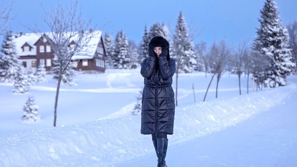 Eine Frau spaziert durch eine verschneite Landschaft in Tschechien. Foto: Radek Petrá·ek/CTK/dpa