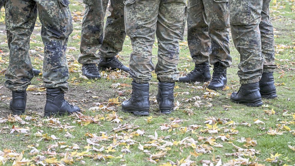 Soldaten der Bundeswehr stehen vor einem feierlichen Gelöbnis zusammen. Foto: Jens Kalaene/dpa