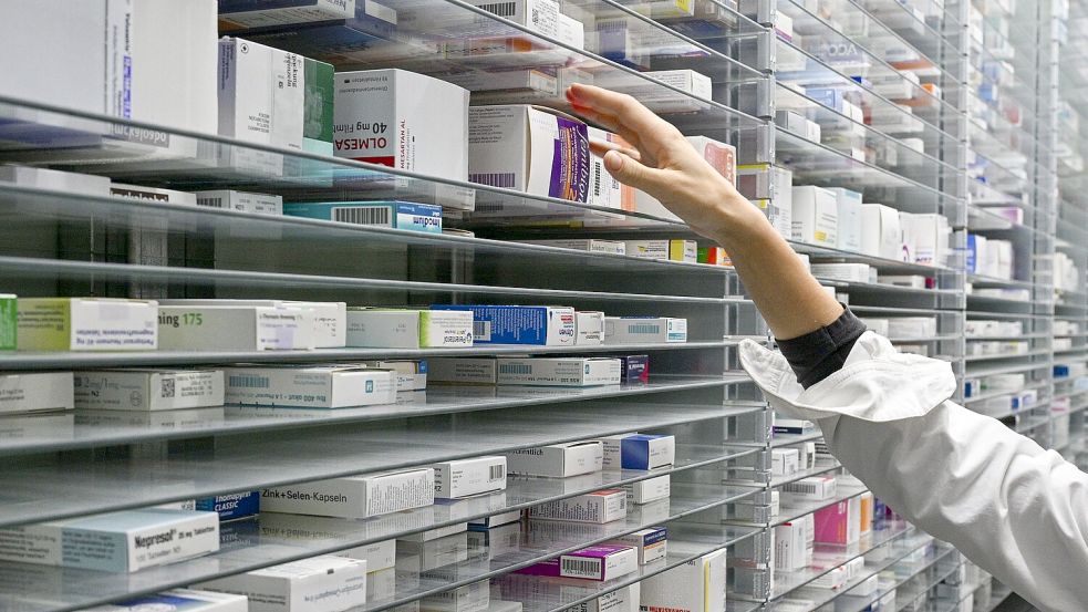 In den Medikamentenlagern der Krankenhausapotheken gibt es immer wieder Lücken in den Regalen. Foto: Jens Kalaene/dpa