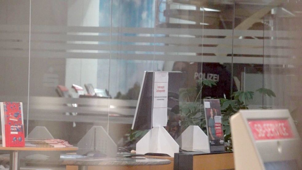 Bei der Durchsuchung sei es vorrangig um die Daten betroffener Kunden gegangen, hieß es von der Polizei. Foto: Markus Gayk/dpa