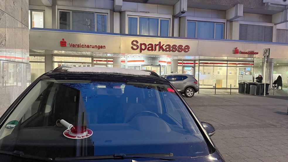 Die Durchsuchung hatte gegen 16.35 Uhr begonnen und war am Abend abgeschlossen. Foto: Michael Weber/WtV News/dpa