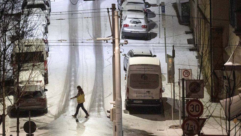 Auf vielen Straßen in Deutschland ist es weiterhin rutschig. Foto: Marijan Murat