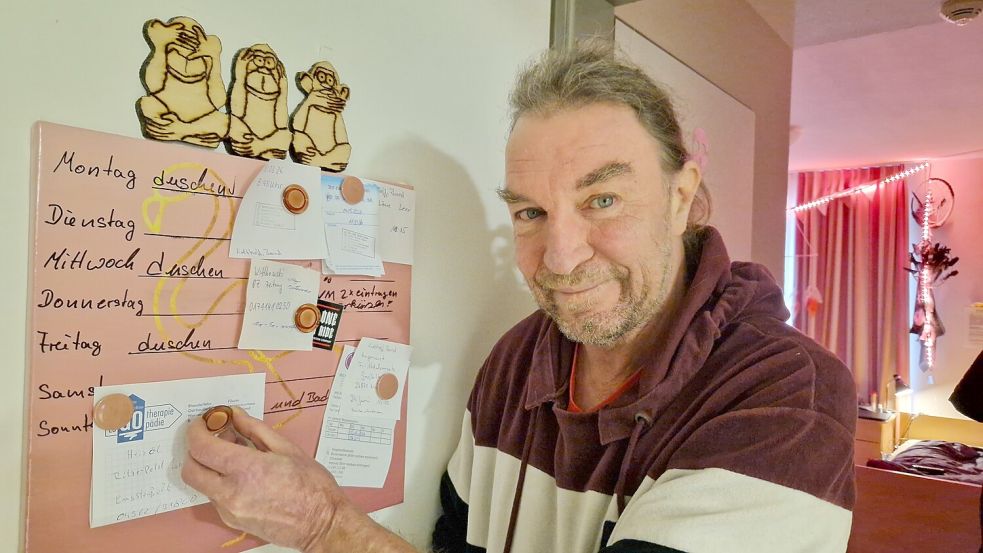 Gegen die Vergesslichkeit hat sich Bernd Kolthoff gewappnet. Die Magnettafel an seiner Zimmertür ist seine Gedächtnisstütze, damit er keine Termine vergisst. Foto: Tatjana Gettkowski