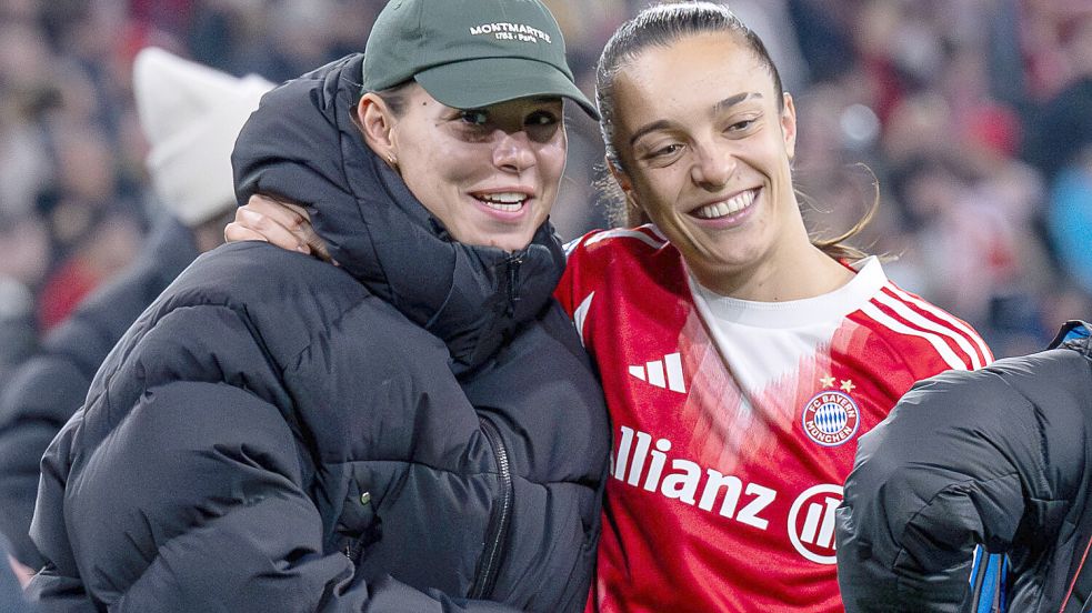 Die aktuell noch verletzte Lena Oberdorf zusammen mit ihrer Partnerin Natalia Padilla. Beide spielen in der Frauen-Bundesliga beim Meister Bayern München. Foto: IMAGO/Eibner
