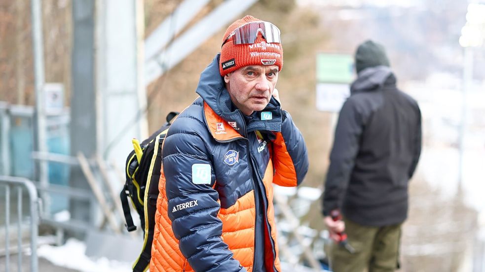 Bundestrainer Stefan Horngacher hat mit seinem Team vor der Flug-WM und Olympia noch viel Arbeit. Foto: Daniel Karmann