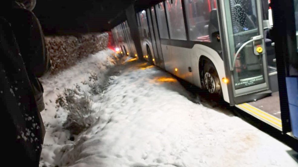 Der Bus der Linie 378 rutschte am frühen Mittwochmorgen in Tannenhausen in den Straßengraben. Foto: Privat