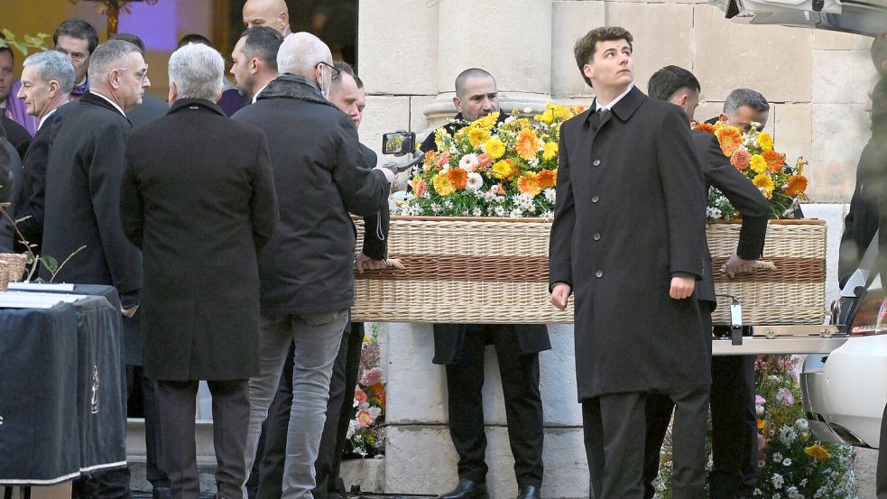 Der Sarg der Schauspielerin Brigitte Bardot wird zur Trauerfeier in die Kirche Notre-Dame de l’Assomption getragen. Foto: Philippe Magoni/AP/dpa