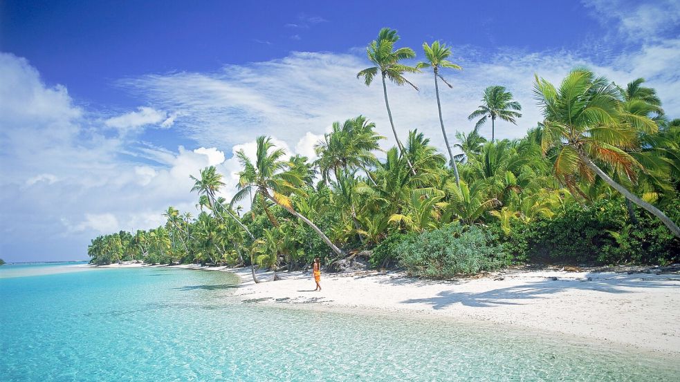 Niue liegt zwischen Fidschi und den auf dem Foto zu sehenden Cookinseln und wirbt mit kristallklarem Wasser. (Illustration) Foto: picture alliance / dpa