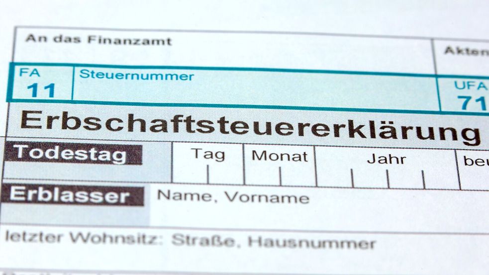 Die Erbschaftssteuer droht mal wieder zum Zankapfel zu werden. (Illustration) Foto: Jens Büttner/dpa