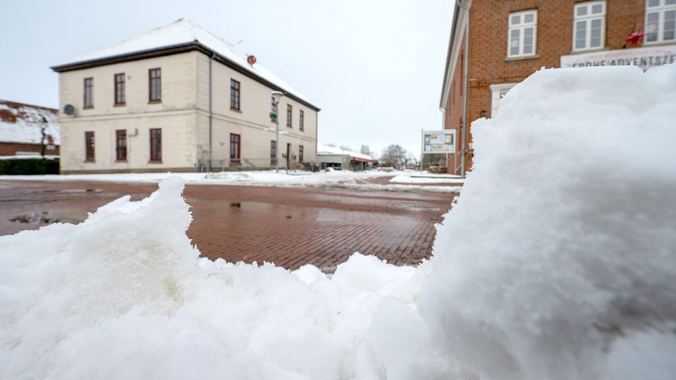 In Jemgum hat der Winterdienst dieser Tage alle Hände voll zu tun. Foto: Klaus Ortgies
