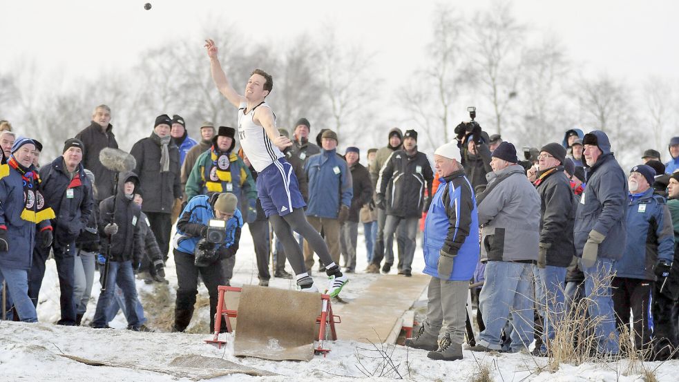 Letztmals in Ostfriesland fand der Feldkampf 2012 in Utgast statt. Das Foto zeigt den Ostfriesen Frank Goldenstein bei dem traditionellen Abwurf des Kloots über eine Rampe. Archivfotos: Wilfried Frerichs