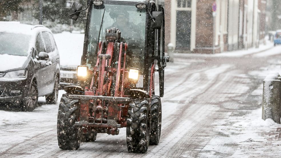 Die Straßen in Aurich sind voller Schnee und Eis. Foto: Claus Hock