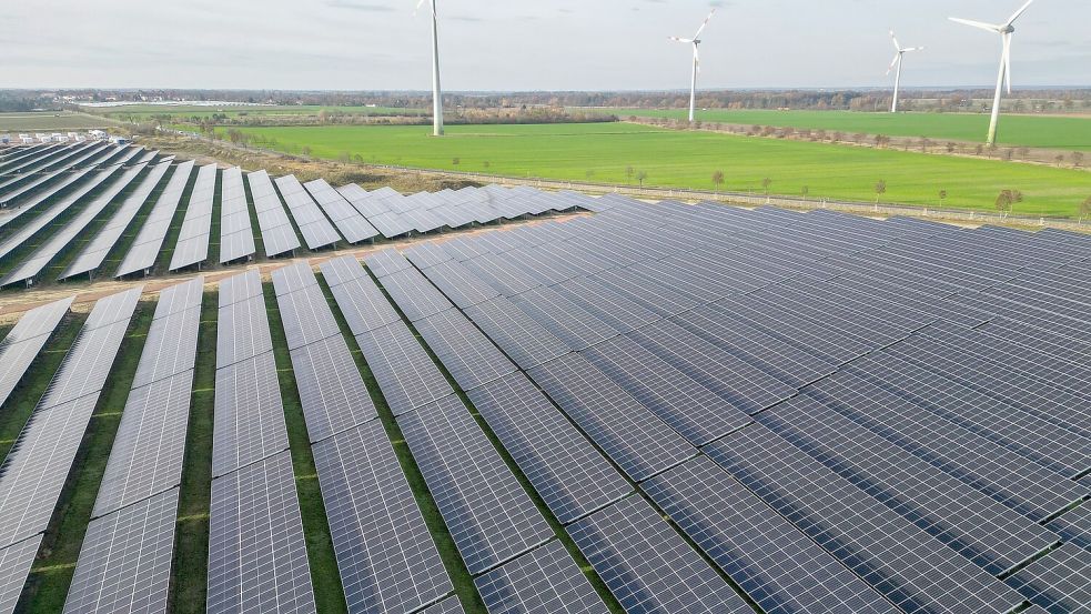 Windräder direkt neben Solaranlagen - es geht aufwärts bei der installierten Leistung der Erneuerbaren. (Archivbild) Foto: Jan Woitas