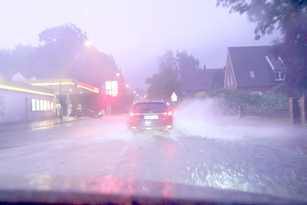 Die Logaer Hauptstraße auf Höhe der Tankstelle stand unter Wasser. Bild: Loger