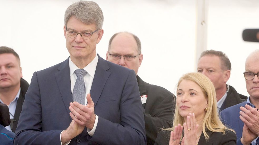 Pallas Berufung an die Konzernspitze war Teil der neuen Bahnstrategie von Bundesverkehrsminister Patrick Schnieder (CDU, l.). (Archivbild) Foto: Thomas Frey