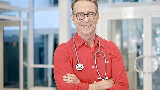 Ernährungsdoc Matthias Riedl sieht in Ersatzprodukten keine Allheilmittel für mehr Gesundheit. Er schaut genau auf die Zusätze der verarbeiteten Lebensmittel und Getränke. Foto: Anja Steinbuch