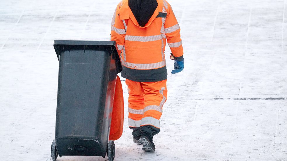 Die Müllabfuhr im Landkreis Aurich ist in den kommenden Tagen kaum mehr möglich. Foto: DPA