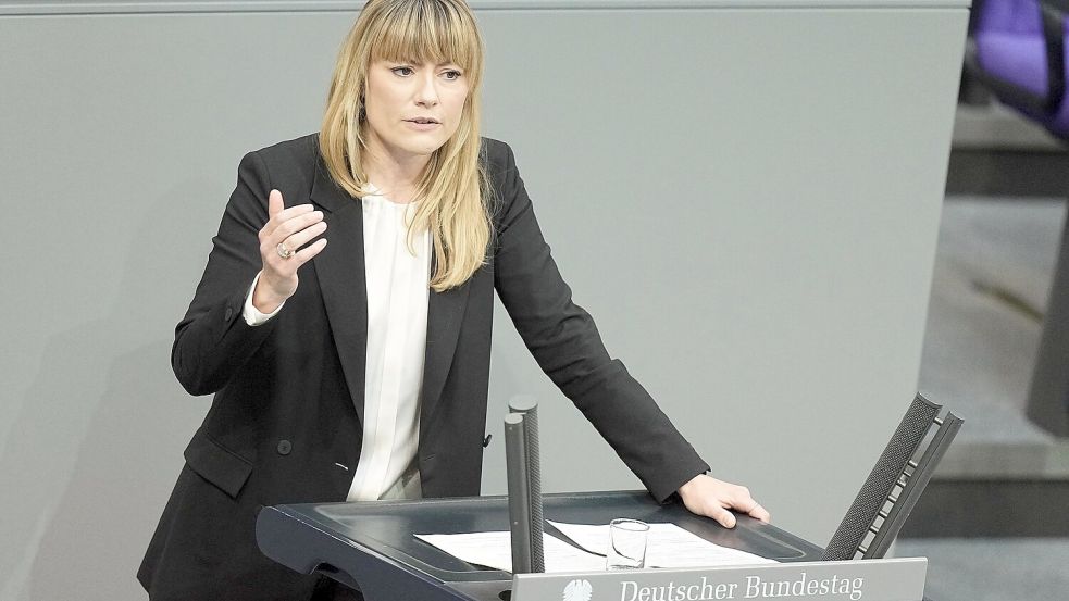 Die fluchtpolitische Sprecherin der Linksfraktion im Bundestag, Clara Bünger, findet, die Bundesregierung sei stark auf Abschiebungen fixiert. (Archivfoto) Foto: Michael Kappeler/dpa