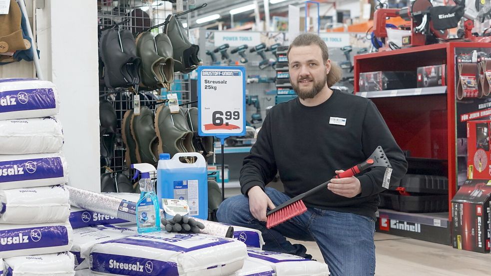 Dennis Albinus, stellvertretender Marktleiter der Baustoff-Union, ist froh darüber, schon früh genug Streugut und Schneeschieber eingekauft zu haben. Foto: Jurij Babanin