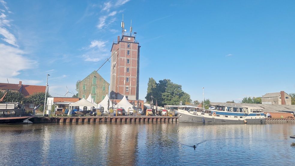 Am Alten Hafen von Weener soll ab dem Sommer jeden Sonntag der Hafenmarkt stattfinden. Er soll mehr bieten als ein herkömmlicher Wochenmarkt und mit Kreativ-, Musik- und Mitmachaktionen unterschiedliche Zielgruppen ansprechen. Foto: Tatjana Gettkowski/Archiv