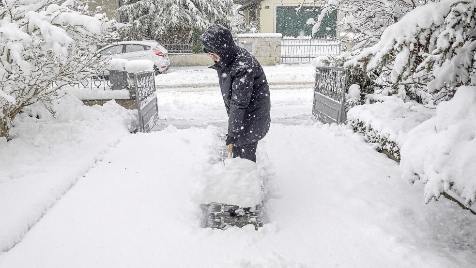 Wer zum Schneeschippen raus muss, sollte sich warm anziehen. Foto: IMAGO/CHROMORANGE